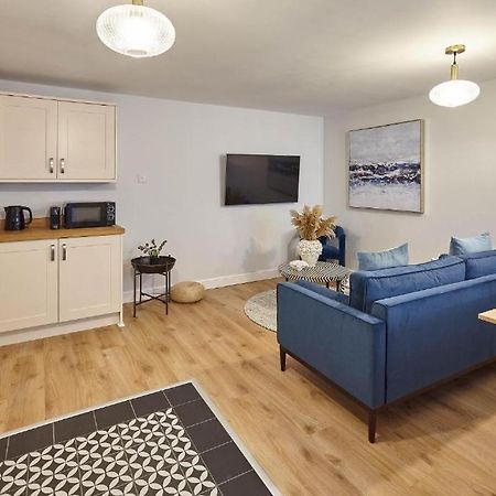 Tides Apartment Уитби Екстериор снимка