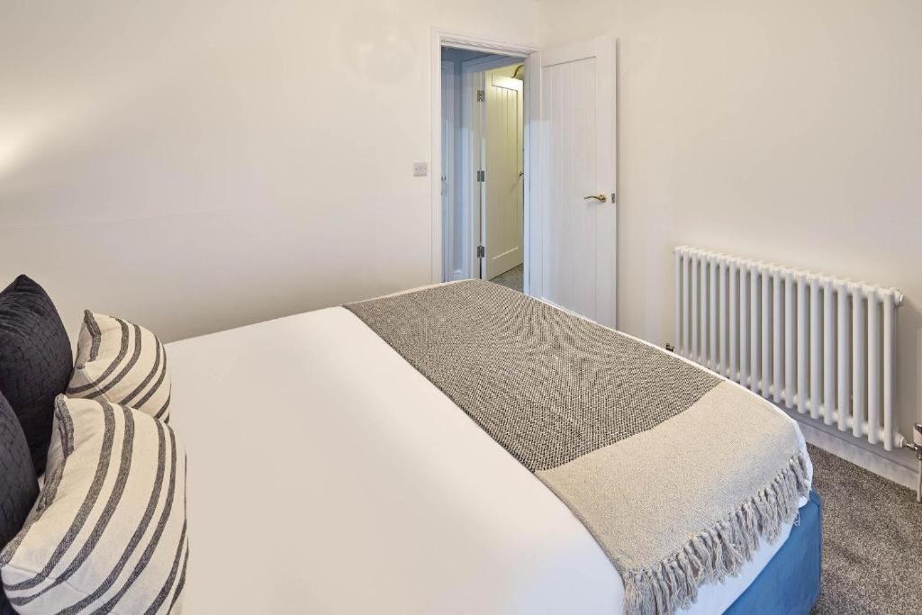 Tides Apartment Уитби Екстериор снимка