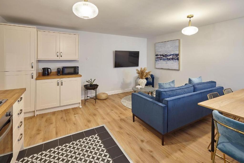 Tides Apartment Уитби Екстериор снимка