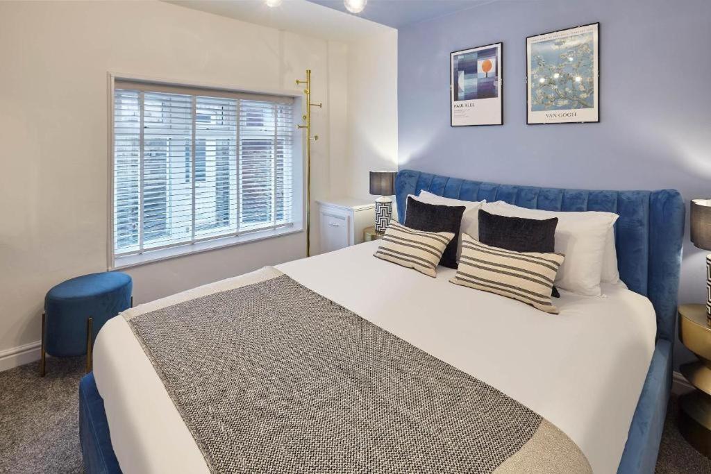 Tides Apartment Уитби Екстериор снимка