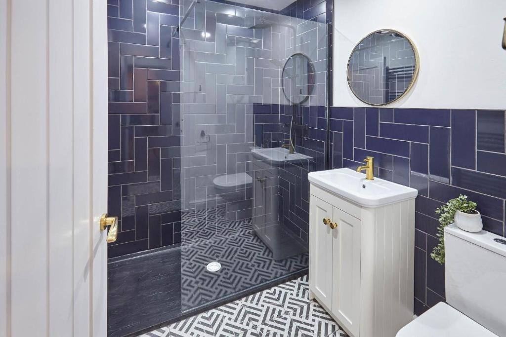 Tides Apartment Уитби Екстериор снимка